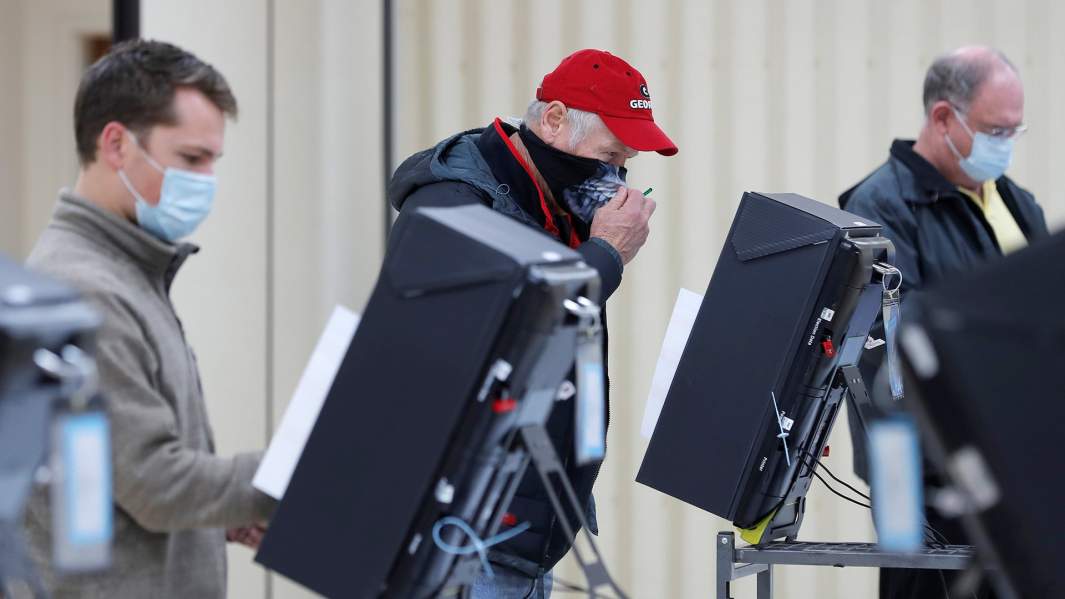 Избиратели на  втором туре выборов в Сенат США на избирательном участке в Мариетте, штат Джорджия, США