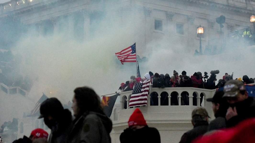 Полиция очищает здание Капитолия США слезоточивым газом, пока сторонники президента США Дональда Трампа собираются на улице в Вашингтоне, США, 6 января 2021 г.