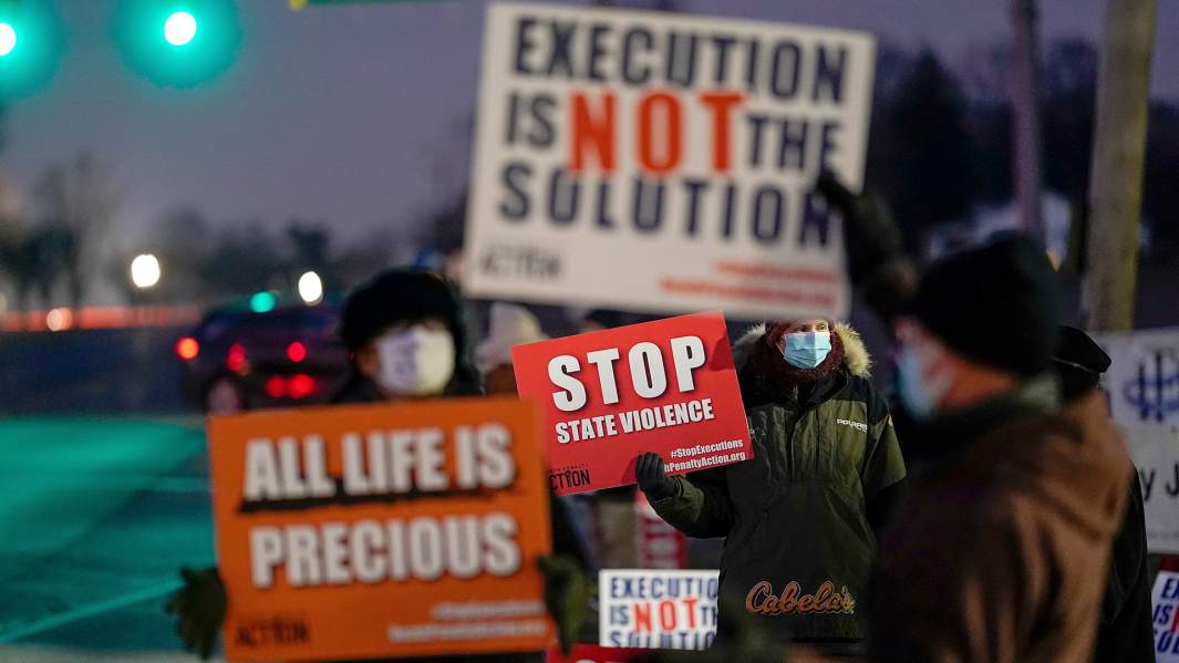 Активисты, выступающие против смертельной казни Лизы Монтгомери, которая должна стать первой женщиной, казненной федеральным правительством почти за 70 лет, в тюрьме США в Терре-Хот, штат Индиана, США