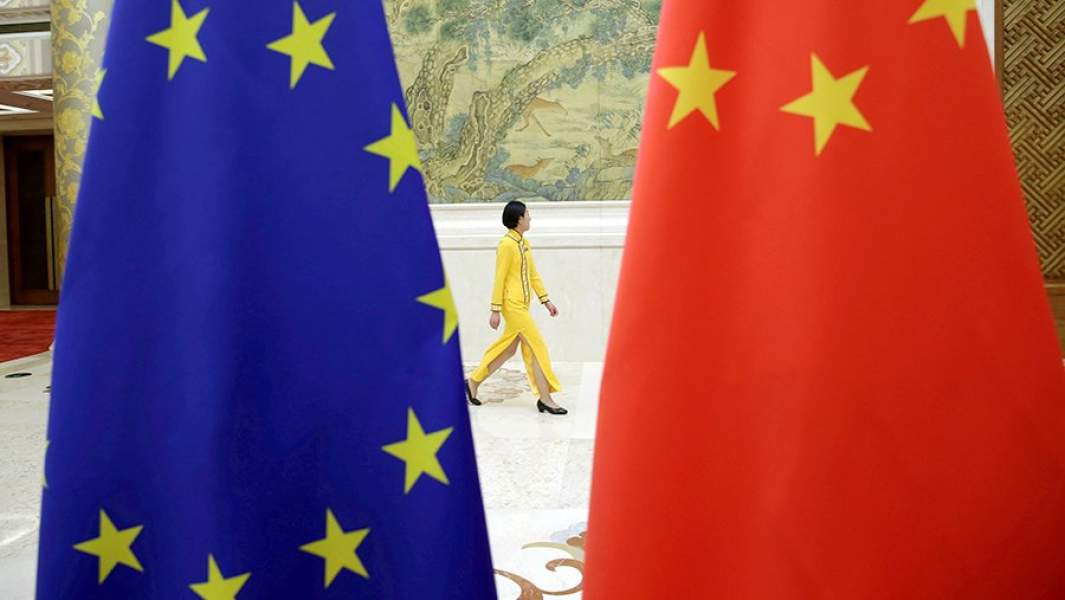 Флаги Европейского союза и КНР