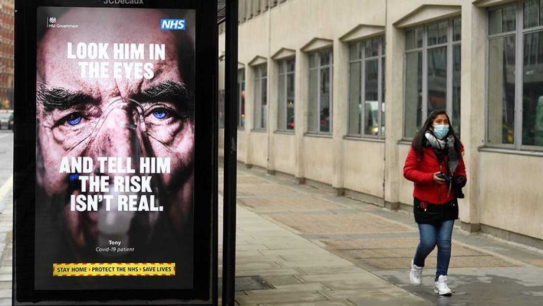Плакат с призывом беречь себя и окружающих от Covid-19 на улицах Лондона