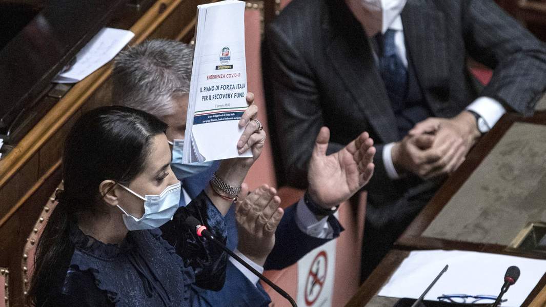 Сенаторы Forza Italia во время заседания в сенате Италии