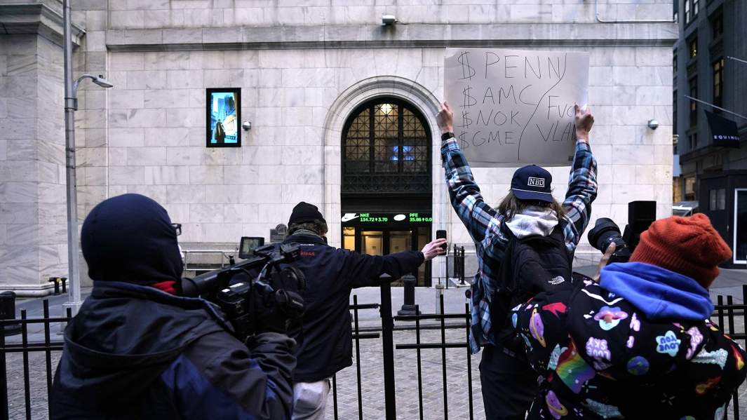 демонстрант около Нью-Йоркской фондовой биржи