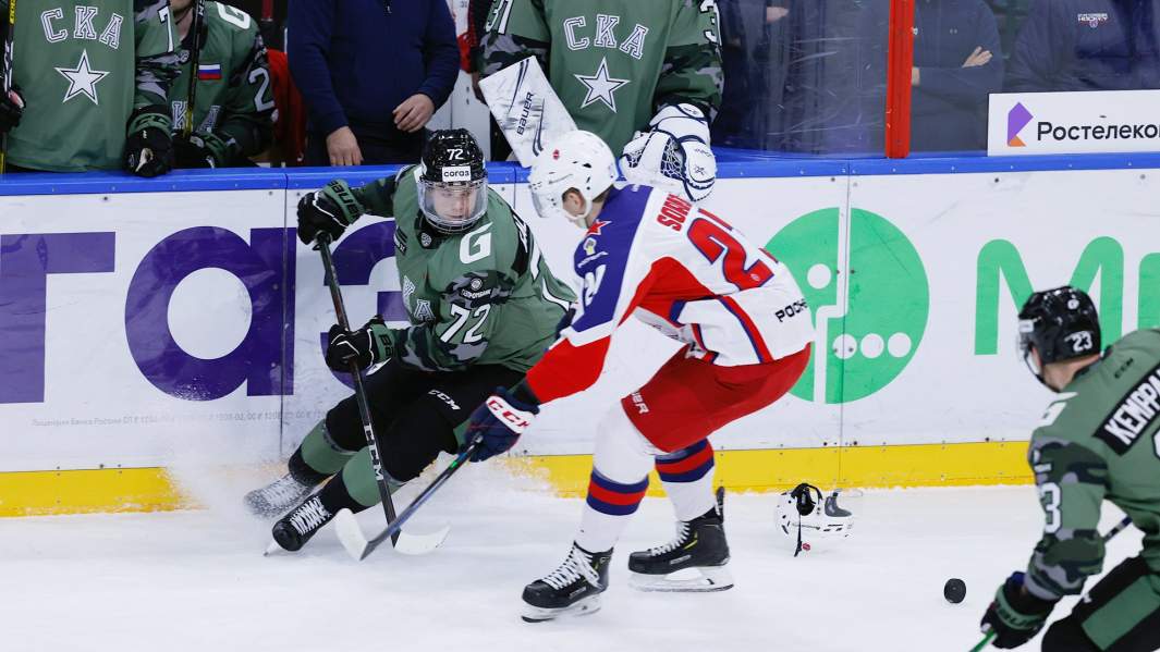 Игроки команд СКА и ЦСКА во время матча 22 декабря 2020 