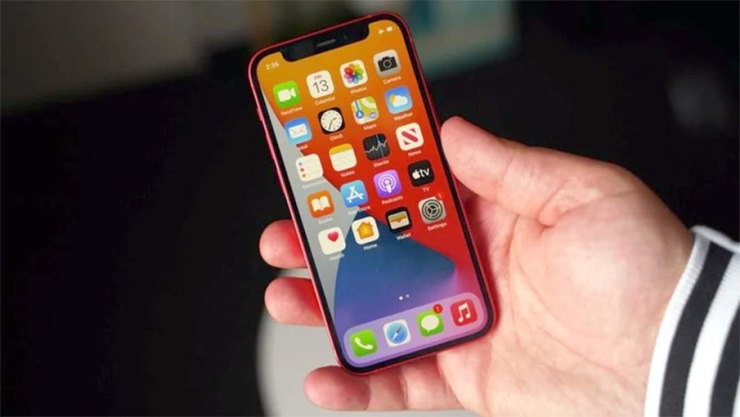 iPhone 12 мини в руках у мужчины