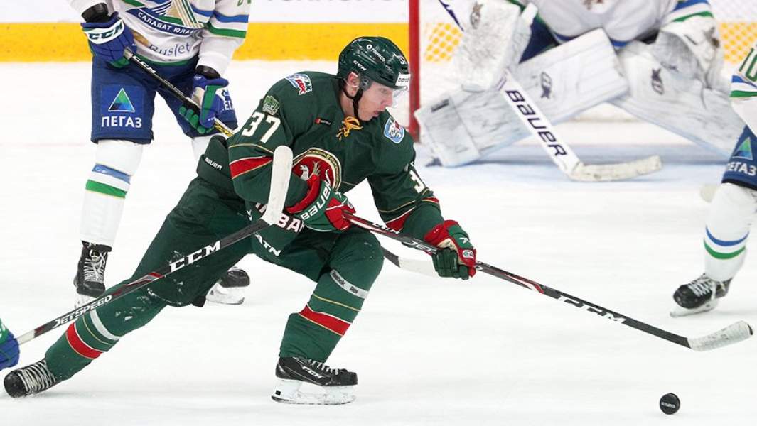 Игроки "Салавата Юлаева" и "Ак Барса"