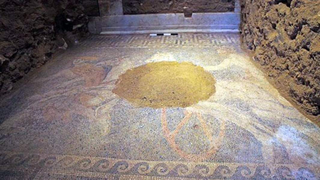 Мозаика на полу гробницы, найденной на холме Каста возле древнего города Амфиполиса