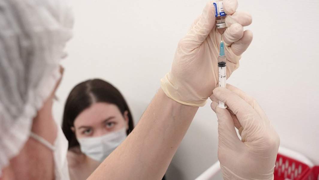 Медицинский работник проводит вакцинацию от COVID-19 вакциной «Спутник-V» в одном из пунктов вакцинации в Москве