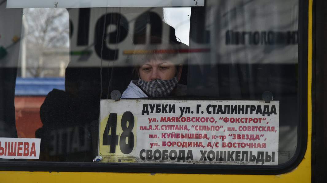 женщина в автобусе в Симферополе