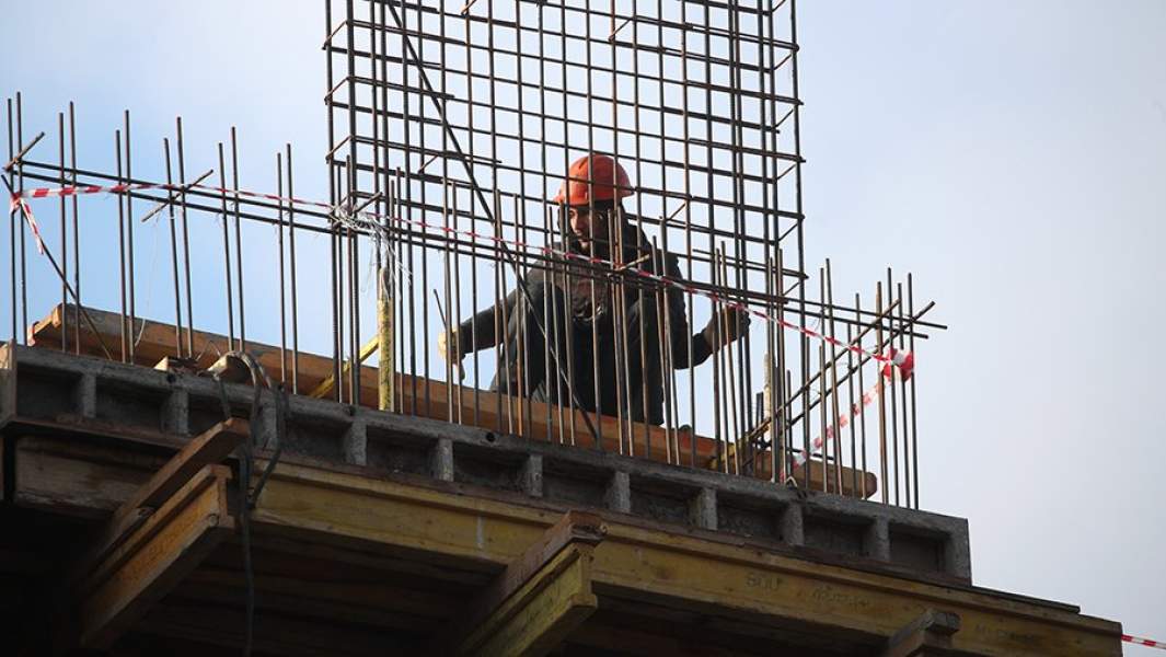 Мигрант работает на стройке