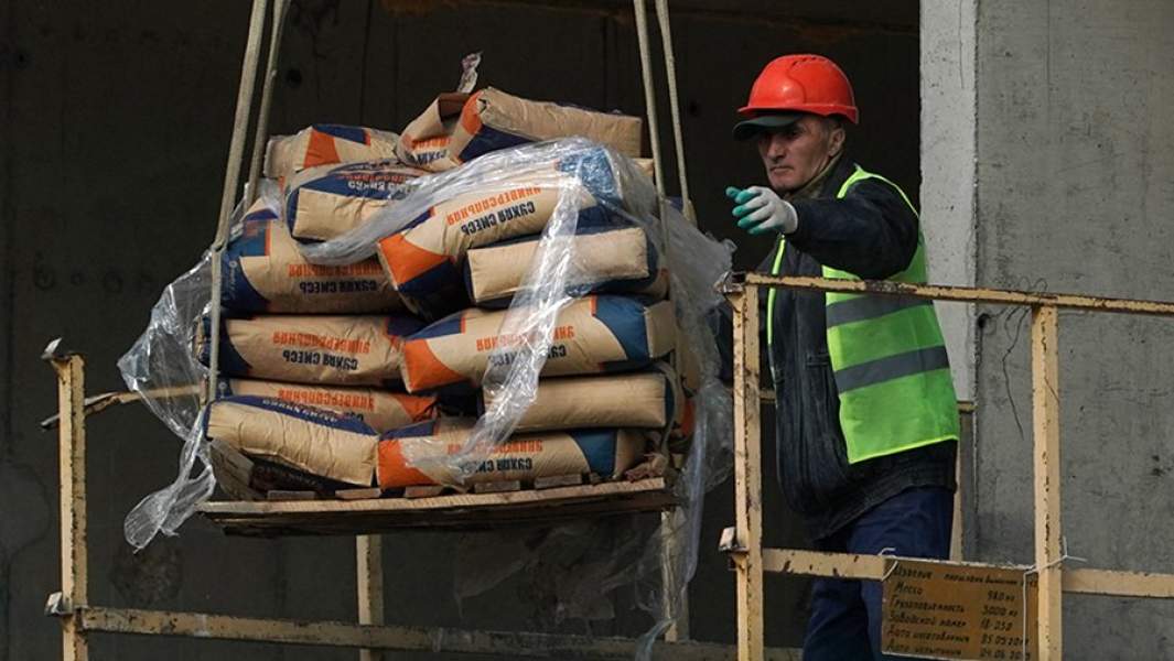 Мигрант работает на стройке