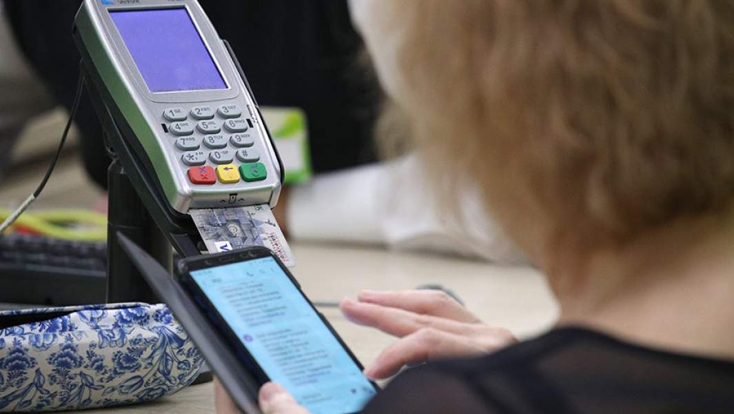 Женщина в отделении банка