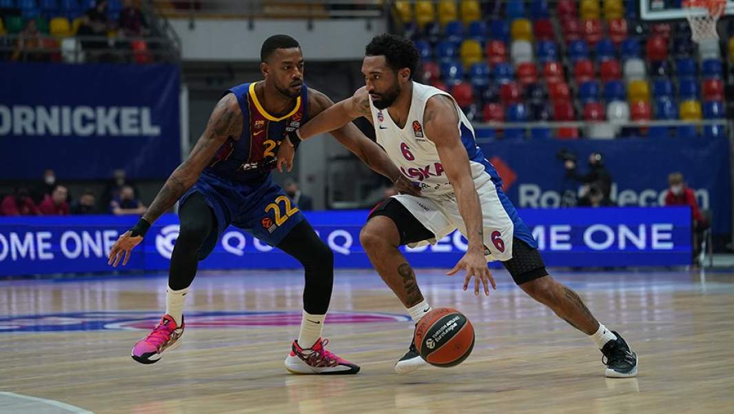 Игроки БК «Барселона» и ПБК ЦСКА в матче 20-го тура регулярного чемпионата мужской баскетбольной Евролиги