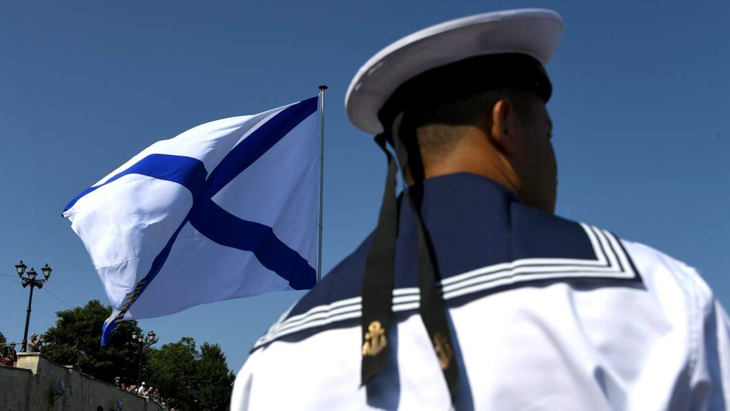 матрос на фоне Андреевского флага