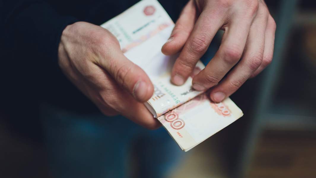 мужчина с пачкой денег