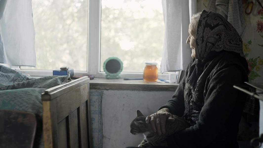 пожилая женщина с котом 