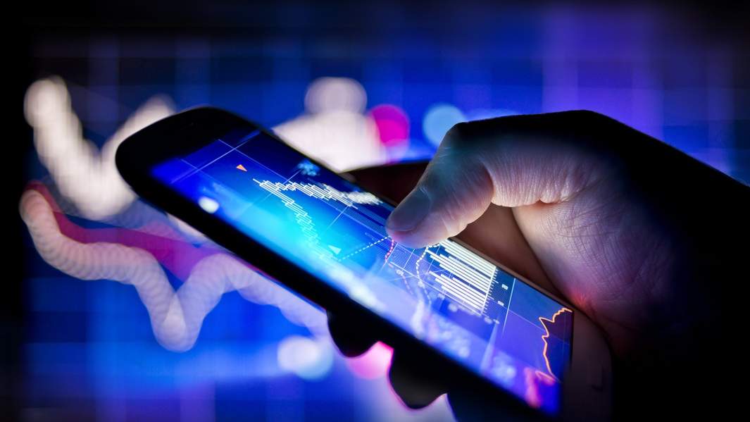 график акций на экране мобильного телефона