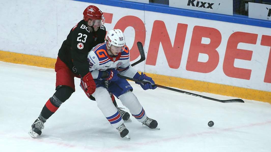 Игрок ХК «Спартак» Артем Сериков и игрок ХК СКА Василий Подколзин в матче регулярного чемпионата Континентальной хоккейной лиги между ХК «Спартак»  и ХК СКА