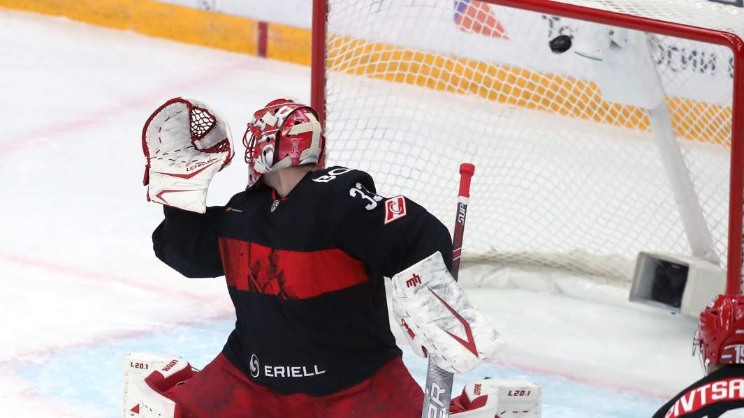 Вратарь ХК «Спартак» Юлиус Гудачек пропускает шайбу в матче регулярного чемпионата Континентальной хоккейной лиги между ХК «Спартак» и ХК СКА