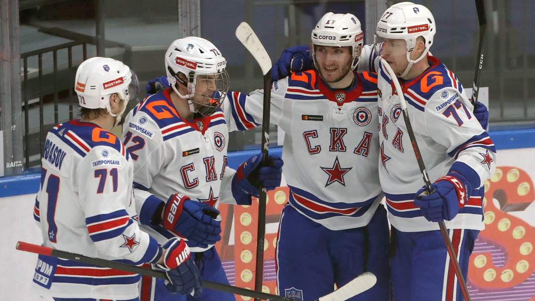 Игроки ХК СКА Антон Бурдасов, Эмиль Галимов, Иван Морозов и Антон Белов радуются забитой шайбе в матче регулярного чемпионата Континентальной хоккейной лиги между ХК «Спартак» и ХК СКА