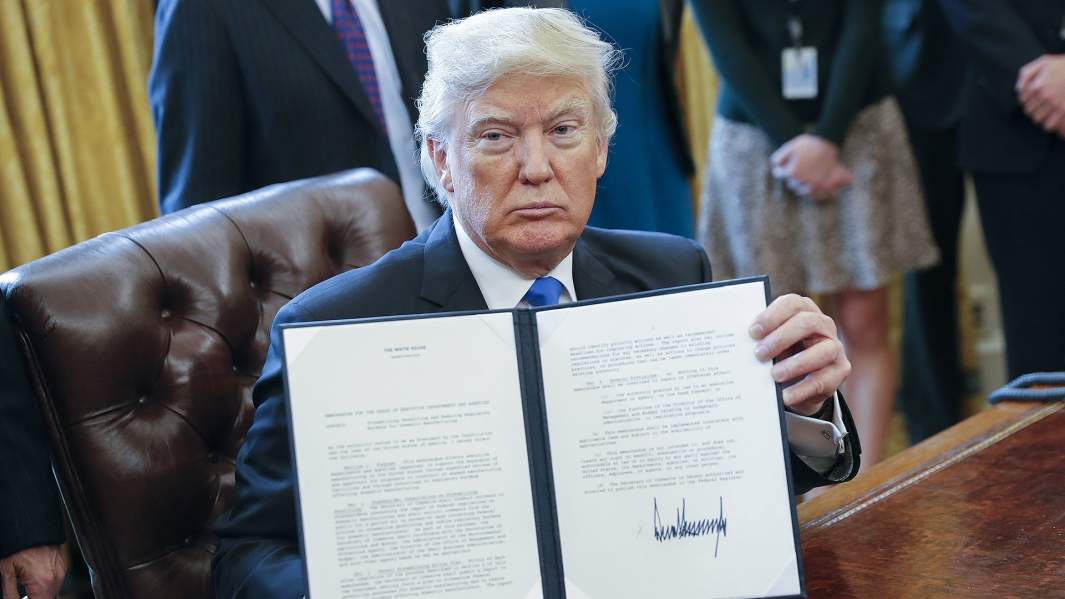 Дональд Трамп демонстрирует подписанный указ о строительстве нефтепровода Keystone XL