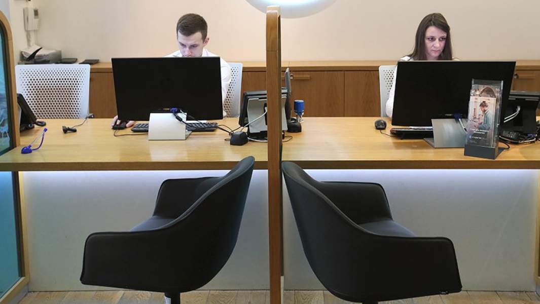 Сотрудники банка за работой