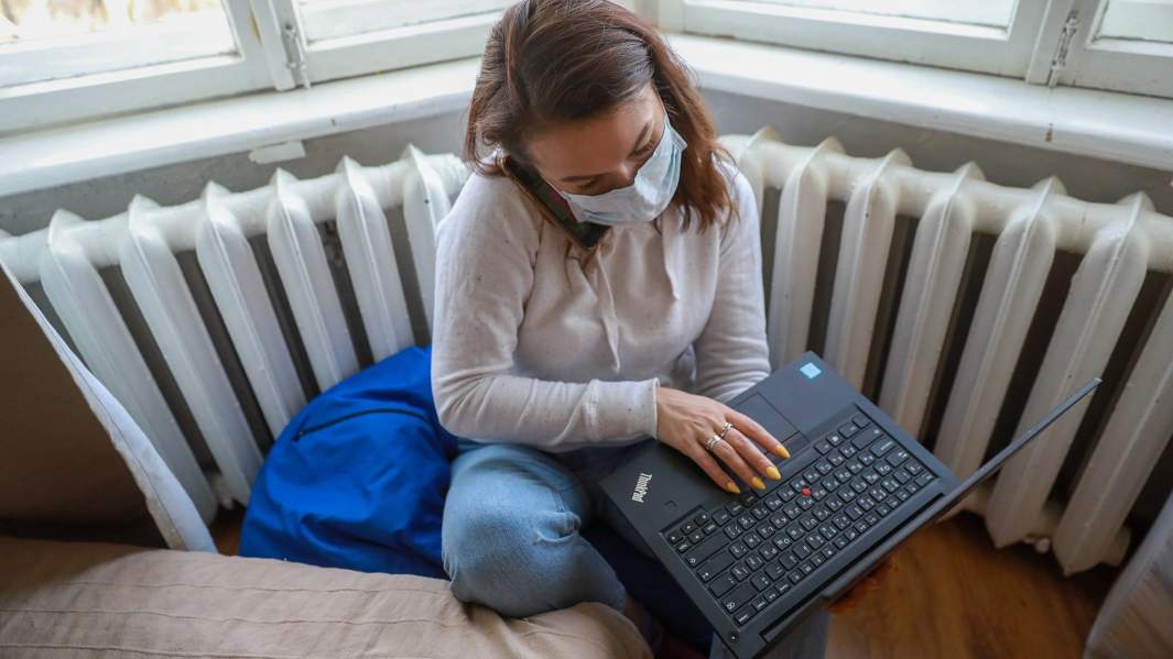 Девушка дома с ноутбуком