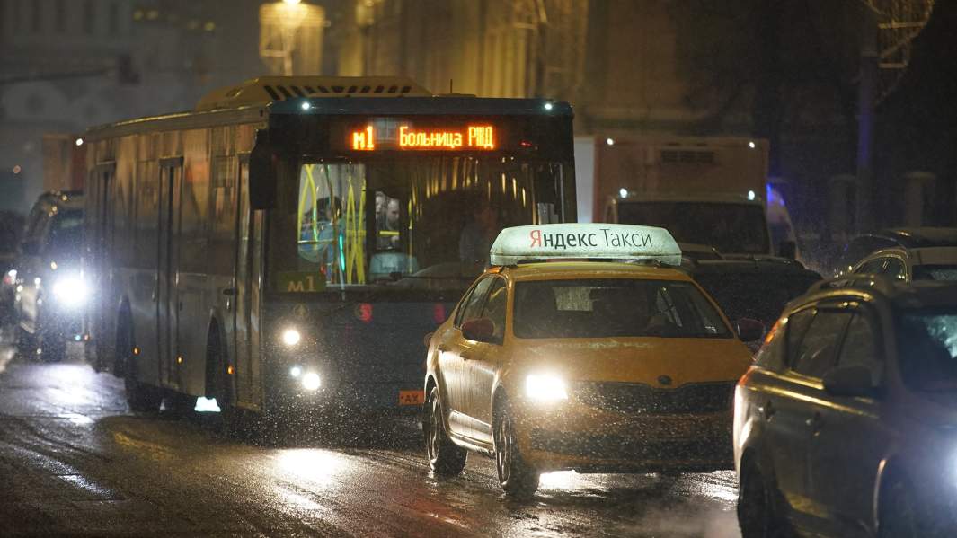 Такси в потоке машин