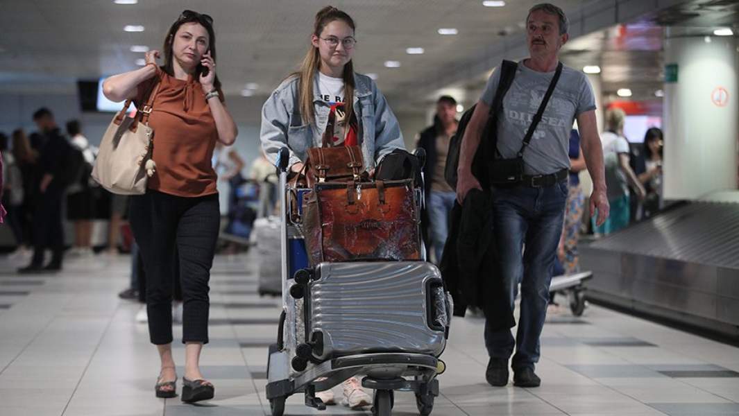 люди в аэропорту 