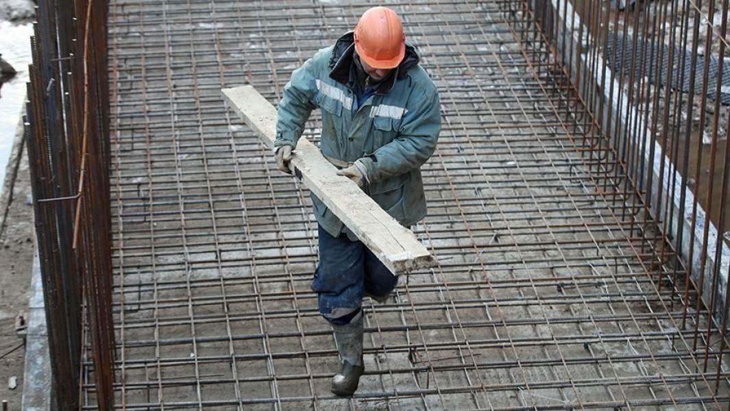 Мигрант работает на стройке