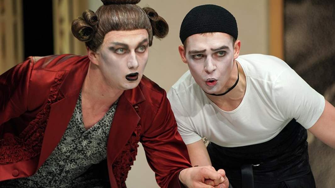 Актеры Павел Шевандо в роли учителя музыки и театра и Павел Чернышев в роли учителя танцев в сцене из спектакля «Мольер, avec amour» в Московском театре Олега Табакова