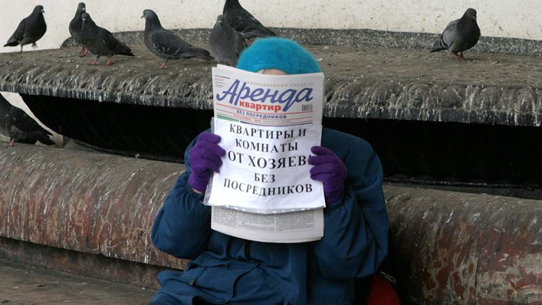Женщина держит в руках газету «Аренда квартир» на Белорусском вокзале