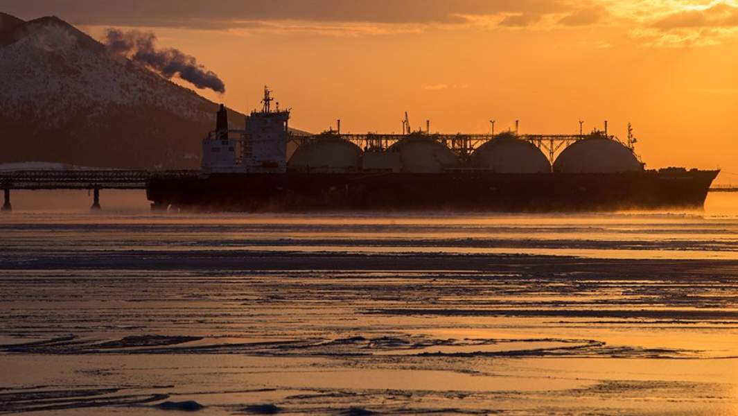 Танкер-газовоз Cygnus Passage стоит у причала завода по производству сжиженного природного газа в заливе Анива у поселка Пригородное Сахалинской области