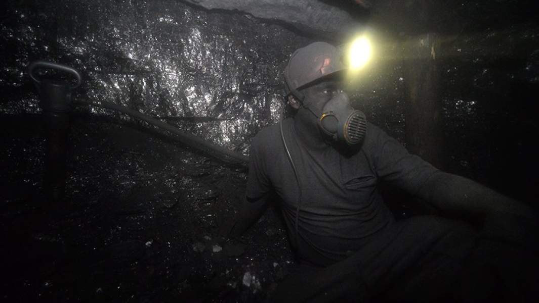 Шахтер в забое