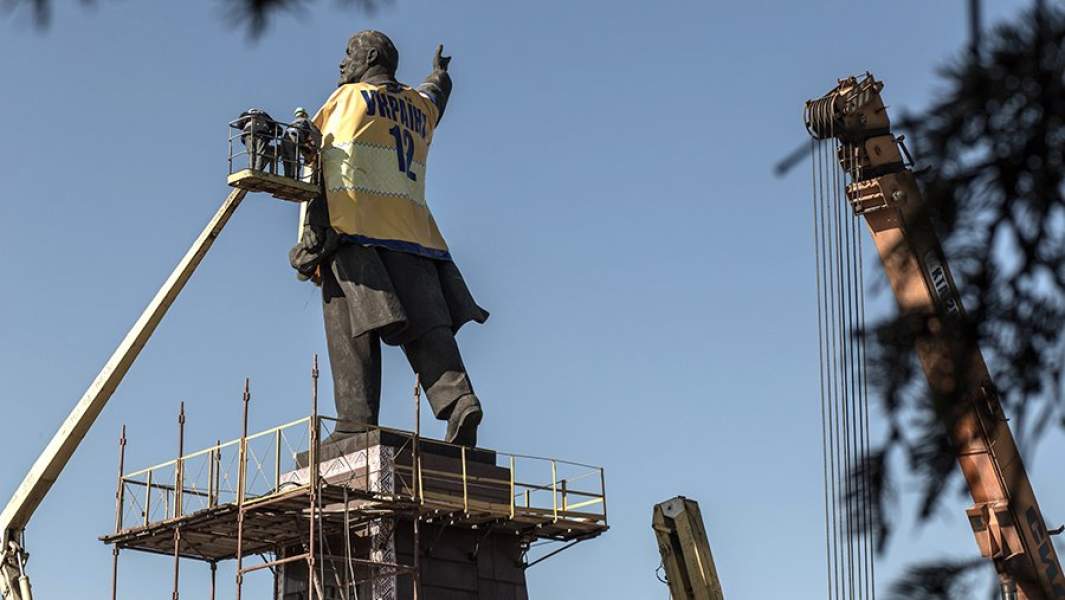 Сотрудники комунальных служб Запорожья во время демонтажа самого большого на Украине памятника Ленину