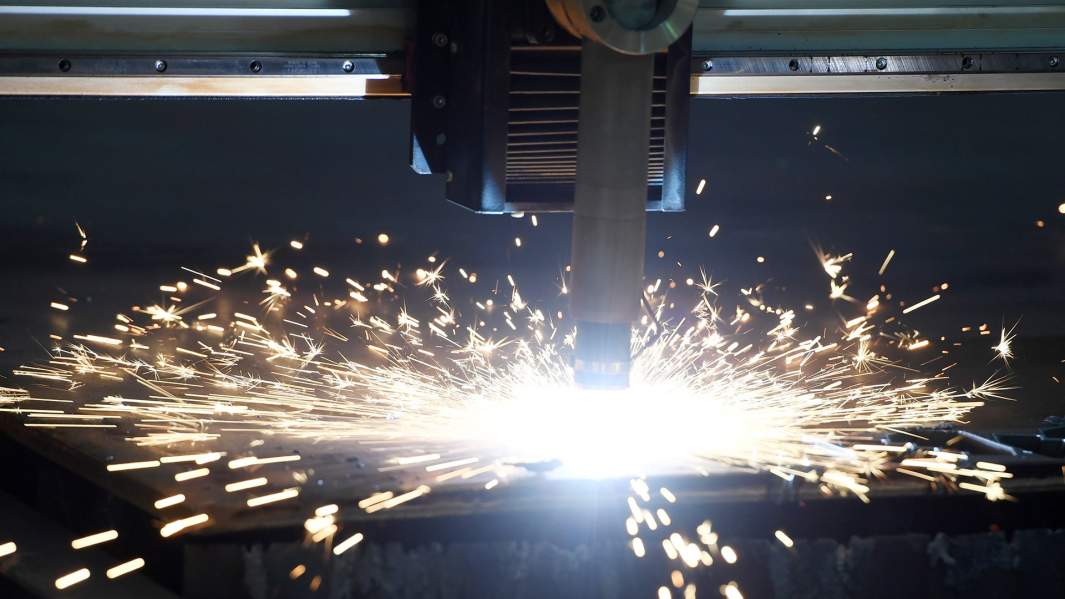 В цехе по производству деталей к изделиям на производственном комплексе НПО "НТЭС" нефтегазового комплекса Бугульминского района