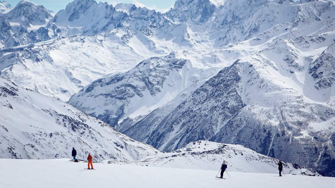 Отдыхающие на курорте «Эльбрус», Республика Кабардино-Балкария
