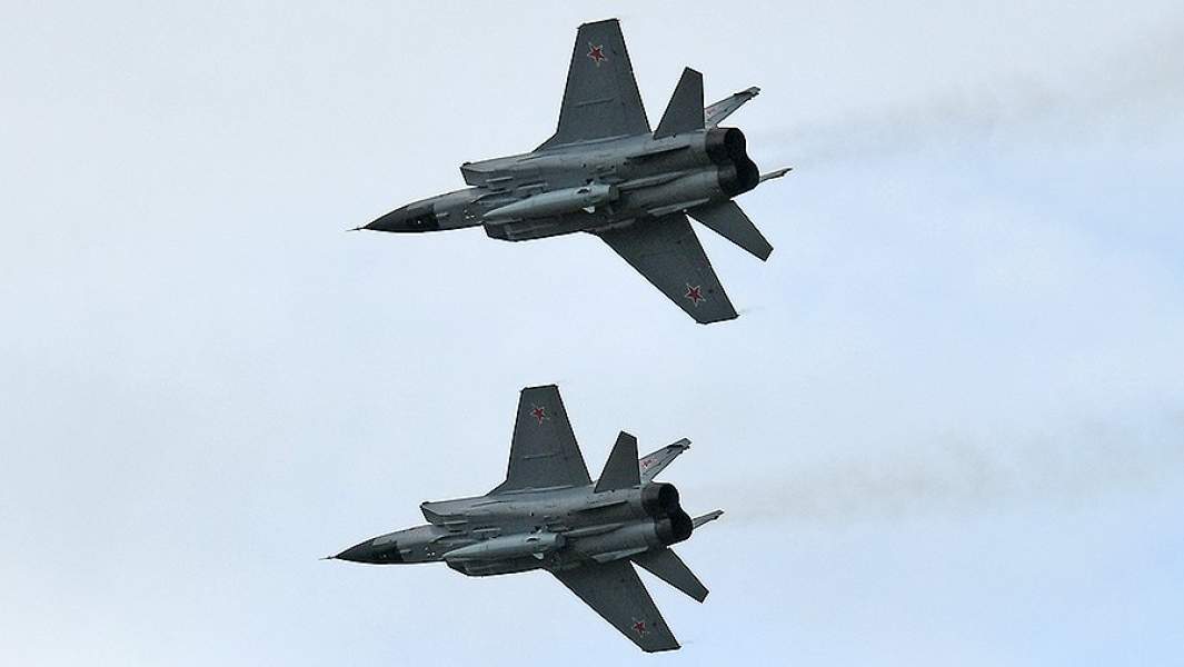 Истребители МиГ-31 с гиперзвуковыми авиационными комплексами Х-47М «Кинжал»