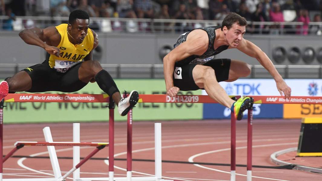 Слева направо: Омар Маклеод (Ямайка) и российский спортсмен Сергей Шубенков в полуфинальном забеге на 110 м с барьерами среди мужчин на чемпионате мира по легкой атлетике