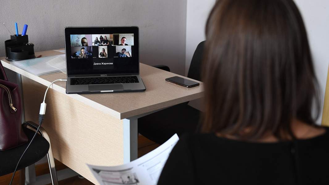 Преподаватель проводит онлайн урок в учебном классе Национального исследовательского технологического университета «МИСиС»