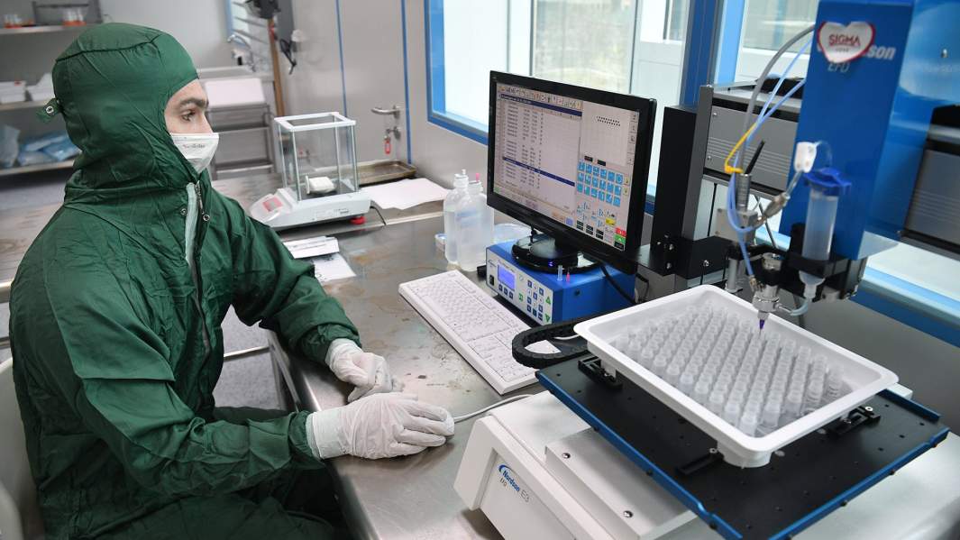 Сотрудник в лаборатории по производству реагентов для экспресс-тестов на коронавирус