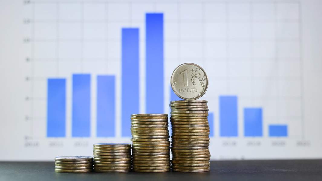 Монеты на фоне графика с уровнем инфляции