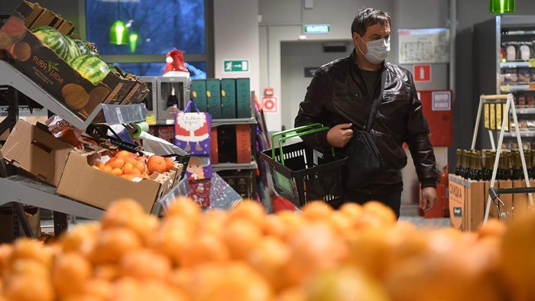 Покупатель в одном из продуктовых магазинов