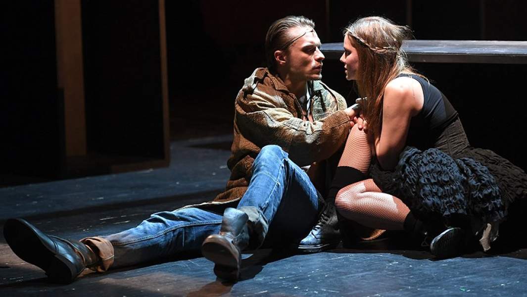 Анастасия Якушева в роли Кэрол Катрир и Антон Даниленко в роли Вэла Зевьера в спектакле «Орфей» на основной сцене Театра Романа Виктюка