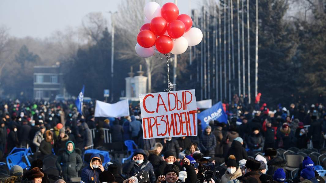 Сторонники кандидата в президенты Садыра Жапарова во время предвыборной встречи на Старой площади в Бишкеке