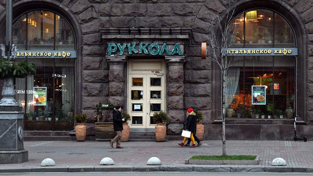 Закрытое кафе с русскоязычной вывеской в Киеве
