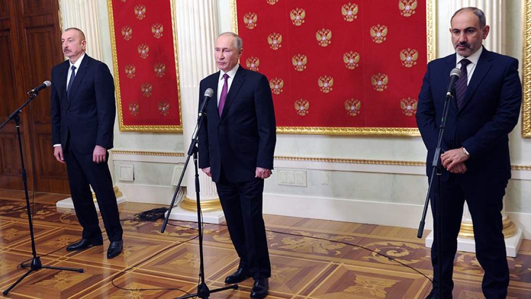 резидент РФ Владимир Путин, премьер-министр Армении Никол Пашинян и президент Азербайджана Ильхам Алиев во время совместного заявления для прессы по итогам трехсторонних переговоров по поводу ситуации в Нагорном Карабахе