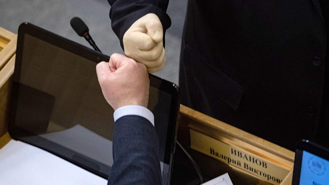 Депутаты здороваются на первом пленарном заседании весенней сессии Государственной Думы РФ