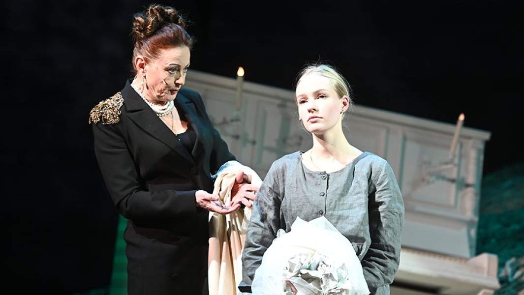 Актрисы Татьяна Поппе в роли Раисы Павловны Гурмыжской и Елизавета Базыкина в роли Аксюши в спектакле «Лес» по пьесе А. Н. Островского в постановке Виктора Крамера в МХАТ им. М. Горького