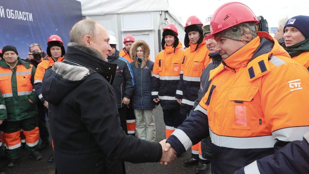 Президент РФ Владимир Путин общается с участниками строительства во время церемонии открытия транспортной развязки на пересечении автомобильной дороги М10 «Россия» и улицы Репина в Химках
